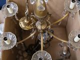 une boîte contenant un lustre