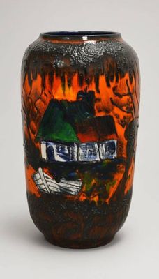 un vase sur lequel est représentée une maison