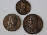 trois médaillons en bronze représentant deux hommes et une femme