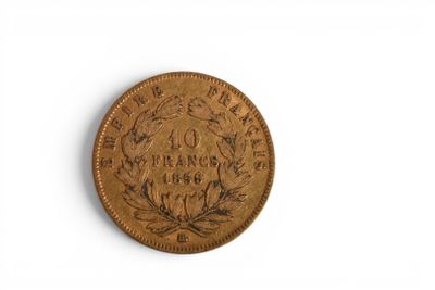gros plan d'une pièce de monnaie sur une surface blanche