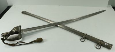 deux épées posées sur une table blanche, retenues par une cordelette