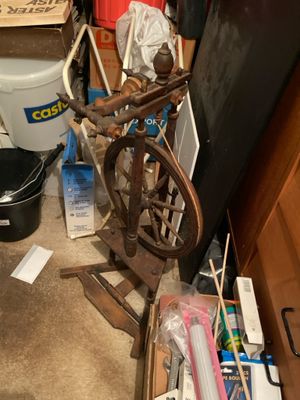 une photo d'une pièce encombrée où l'on voit un rouet et d'autres objets