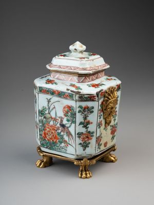 une image représentant un vase blanc et bleu orné d'un oiseau