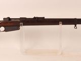 un vieux fusil au canon en bois, posé sur un socle transparent