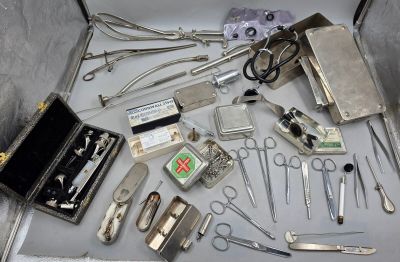 de nombreux types d'instruments chirurgicaux sur la table d'opération