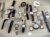 beaucoup de montres posées sur la table