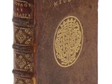 un vieux livre orné d'un médaillon doré sur la couverture