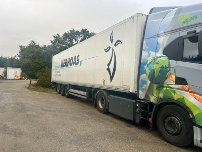 un camion semi-remorque garé dans un parking