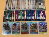 une table recouverte d'une multitude de cartes, dont beaucoup