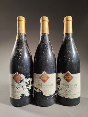 trois bouteilles de vin posées sur une table l'une à côté de l'autre
