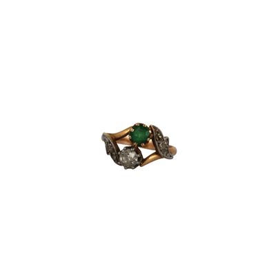Gros plan sur une bague ornée d'une pierre verte