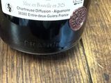 une bouteille de vin posée sur une table en bois
