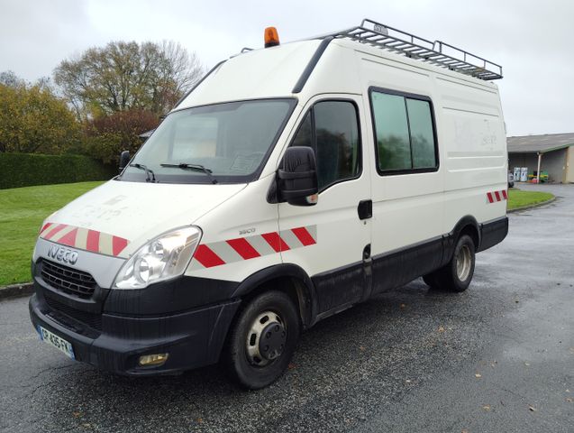 Véhicule utilitaire IVECO immatriculé CP-435-FK, 1ère mise en cir...