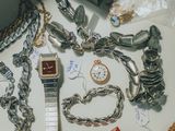 une table sur laquelle sont posés des bijoux