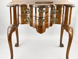 une vieille table en bois surmontée d'un tiroir