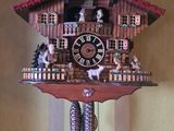 une horloge à coucou accrochée au mur d'une maison
