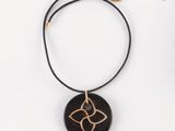 gros plan d'un collier sur une surface blanche