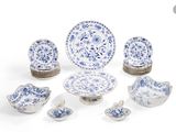 un ensemble d'assiettes, de bols et de tasses bleus et blancs