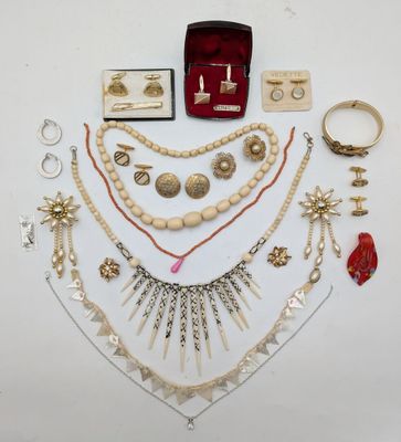 un assortiment de bijoux comprenant un collier, un bracelet, une bague et d'autres articles