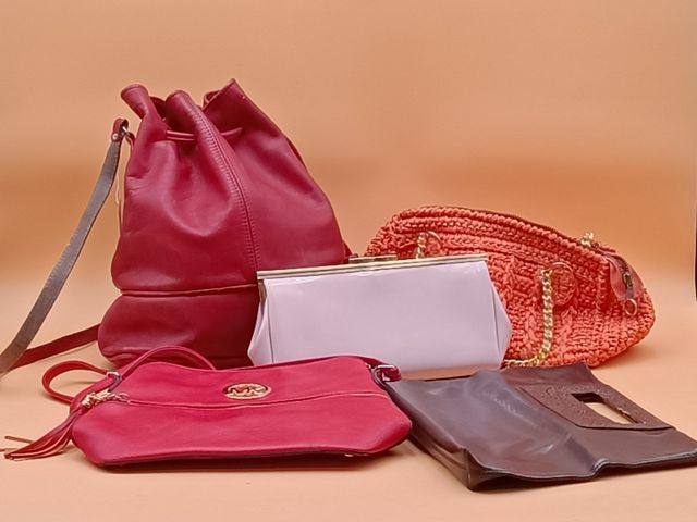 Lot comprenant : sac seau cuir rouge, sac en cuir bride rouge, sa