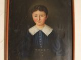 portrait d'un jeune garçon vêtu d'une robe bleue à col blanc