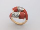 une image représentant une bague rouge et dorée sertie de diamants