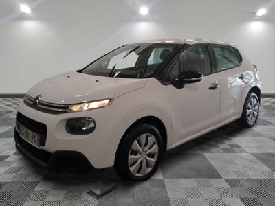 la citrole blanche est garee sur un carrelage en damier