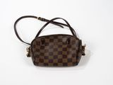 un sac à main à carreaux marron et noirs sur un fond blanc