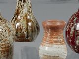 de nombreux types de vases exposés dans une vitrine