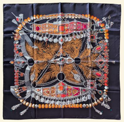 un foulard carré noir sur lequel est représenté le visage d'une femme