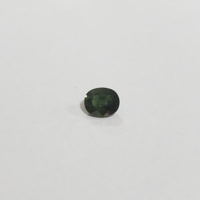 une tourmaline verte sur un fond blanc