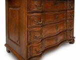 une commode ancienne sur fond blanc, avec un fond blanc