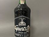 une bouteille d'alcool posée sur une table