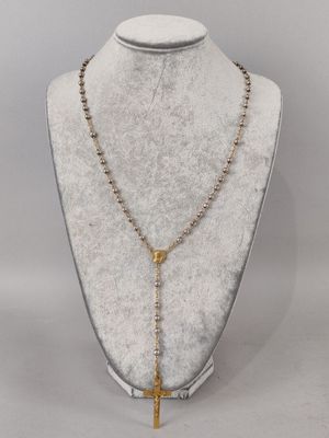 un collier avec une croix autour du cou d'un mannequin