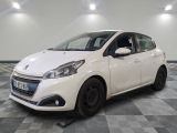 la petite voiture blanche est garée dans le garage sur un sol en damier