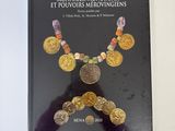 un livre accompagné d'un collier composé de pièces d'or