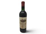 une bouteille de vin posée sur une surface blanche