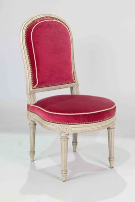 une image représentant une chaise dont l'assise est recouverte de tissu rouge, sur fond blanc