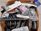 une boîte remplie de piles et d'autres objets, posée par terre