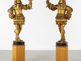 paire de figurines anciennes en laiton représentant un homme et une femme tenant une épée