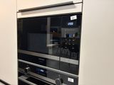 un four encastré dans le mur de la cuisine