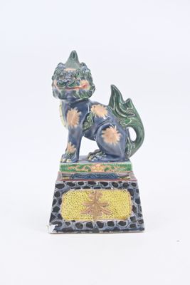 une figurine représentant un chien sur un socle