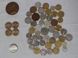 un tas de pièces posé sur une table à côté d'une pièce