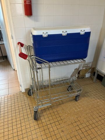 Chariot tréfil, glacière. Frais en sus 14.28%. TVA Récupérable. P...