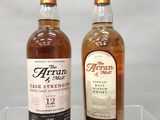 deux bouteilles d'Arran de 4 ans d'âge et une bouteille vide d'Arran de 12 ans d'âge