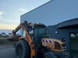 un tracteur garé devant un bâtiment