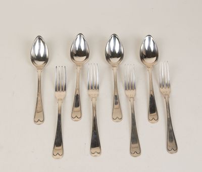 six fourchettes et cuillères sont alignées sur une surface blanche