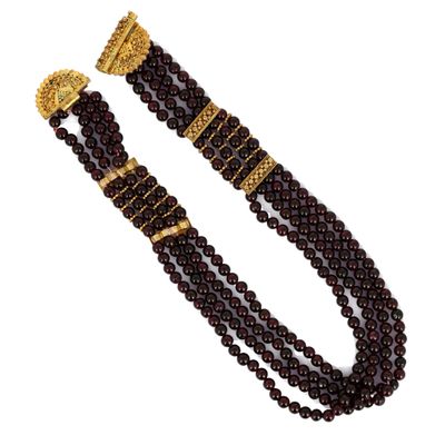 Collier composé de quatre rangs de boules de grenat, barrett…