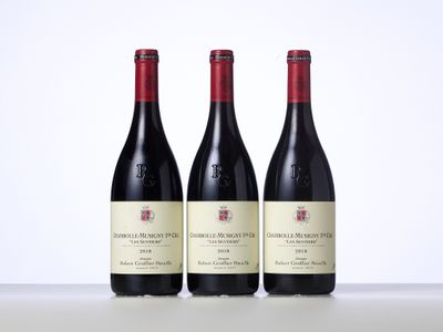 trois bouteilles de vin posées sur une table l'une à côté de l'autre