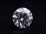 gros plan d'un diamant sur une surface noire